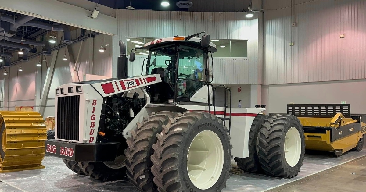 PRODUCĂTORUL CELUI MAI MARE TRACTOR DIN LUME PREZINTĂ NOUL MODEL